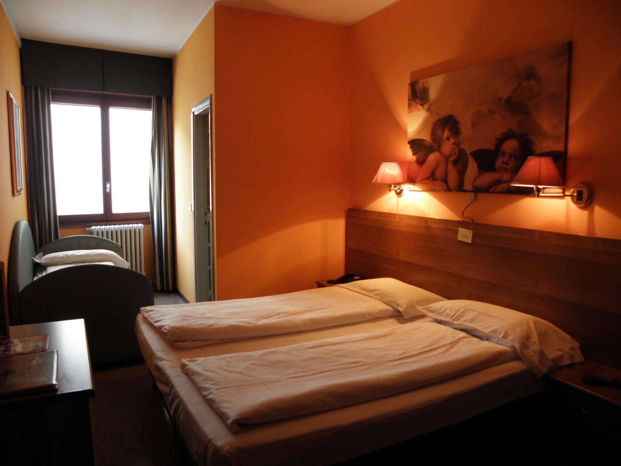 Hotel Corona Tirano Bagian luar foto