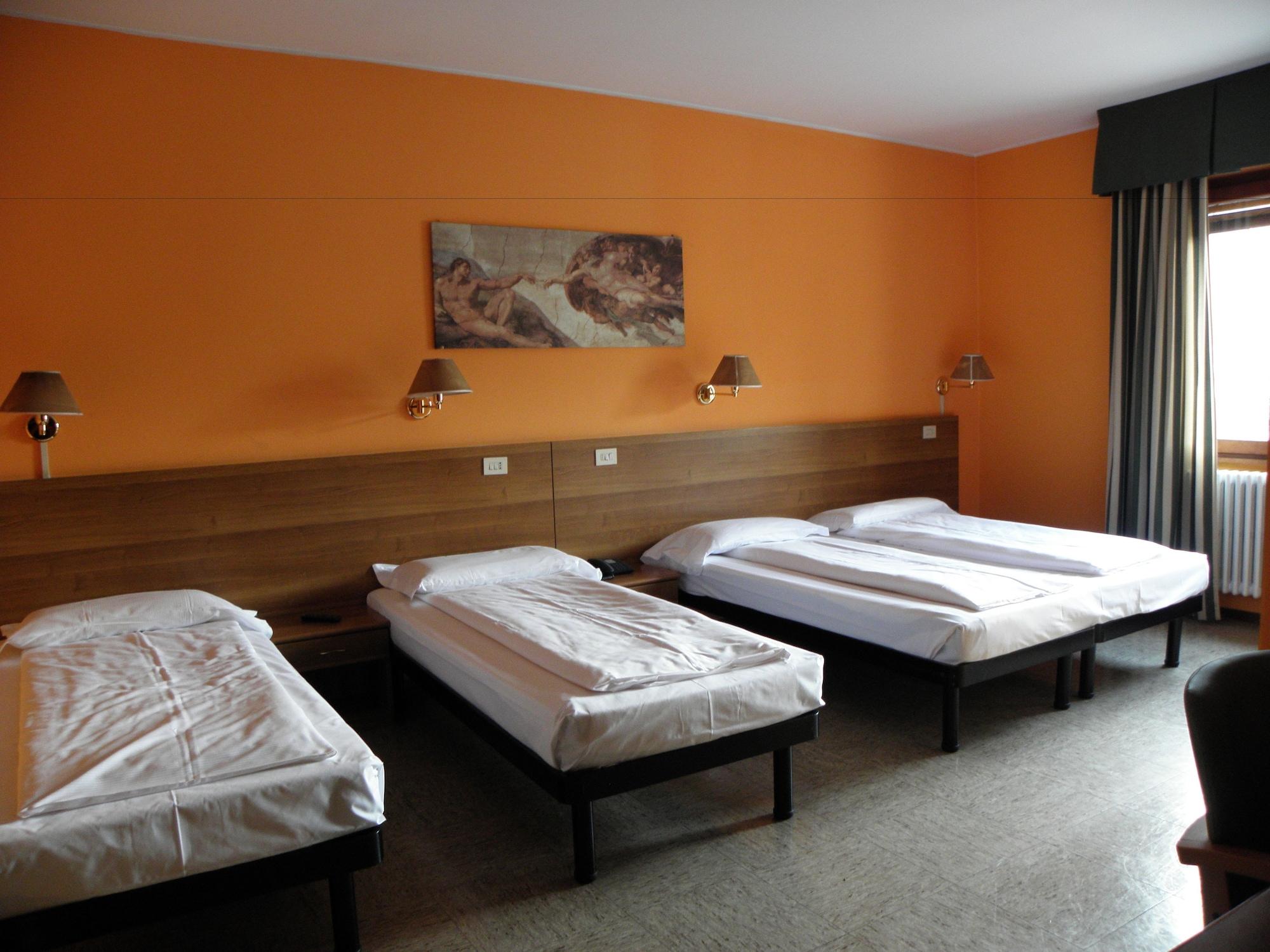 Hotel Corona Tirano Bagian luar foto