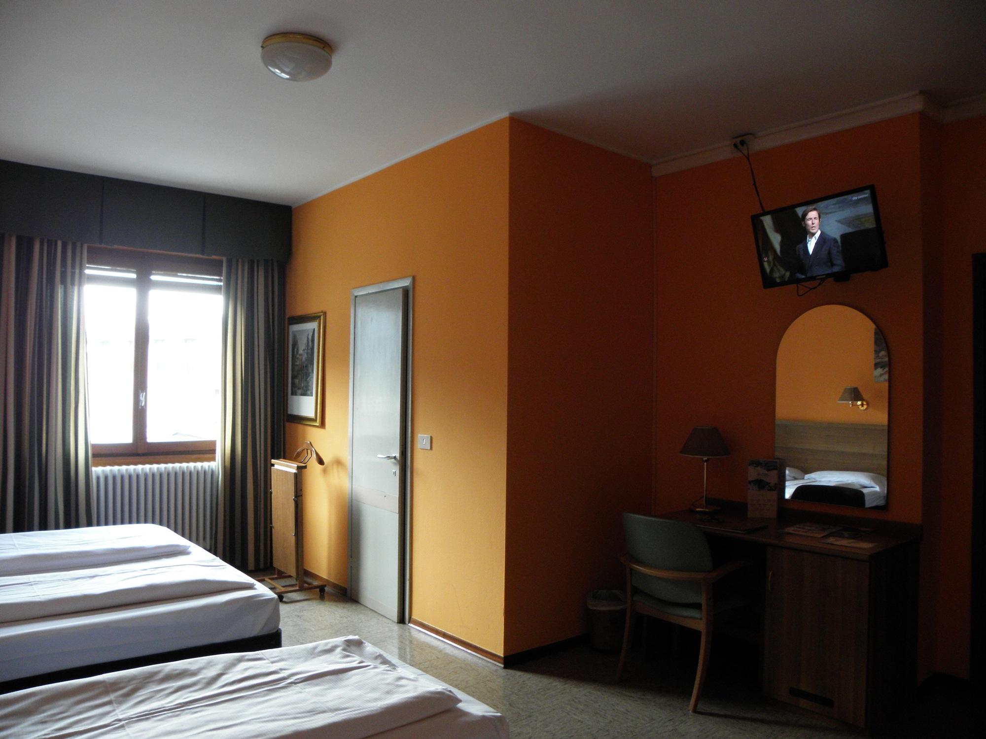 Hotel Corona Tirano Bagian luar foto