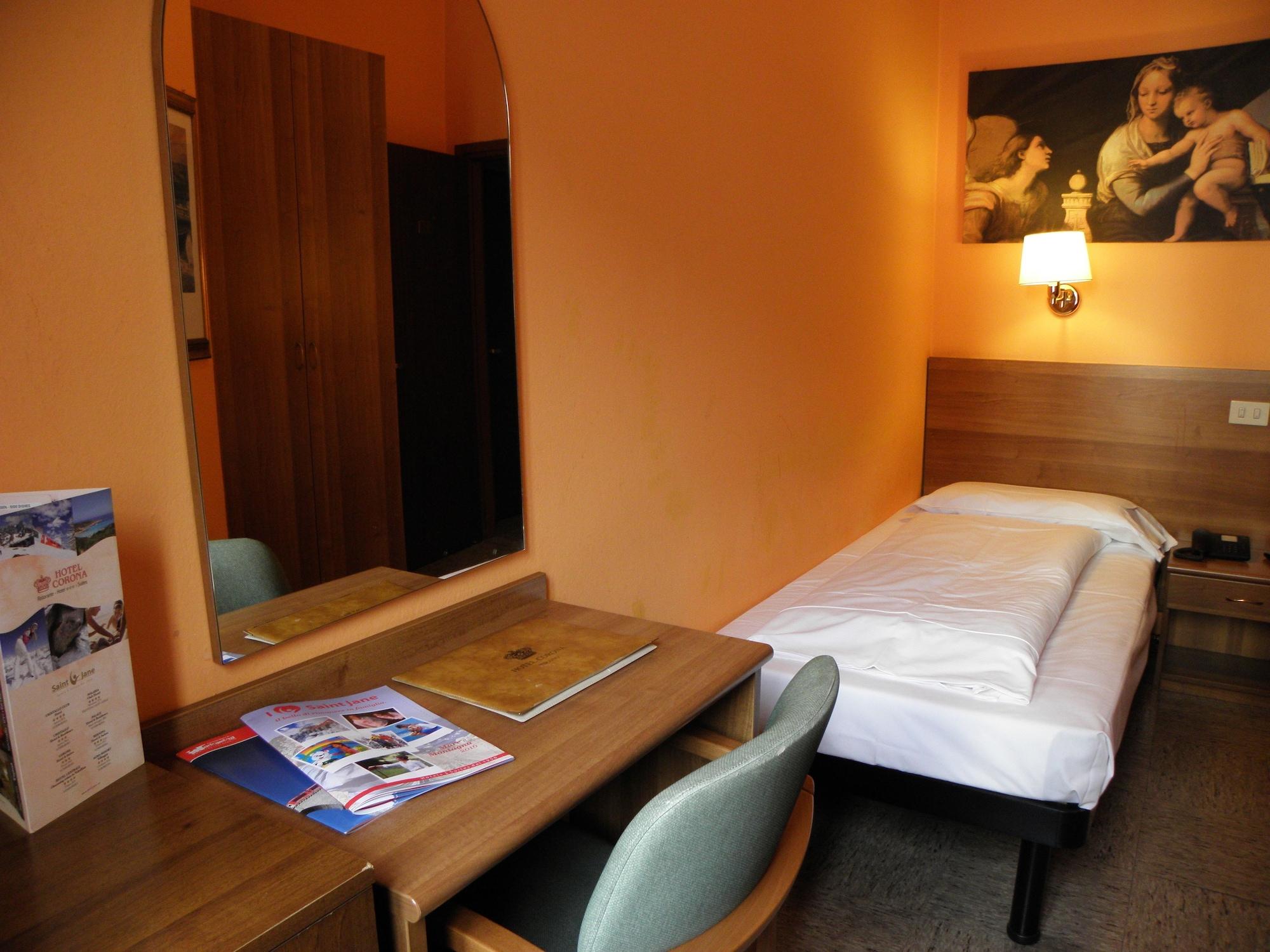 Hotel Corona Tirano Bagian luar foto