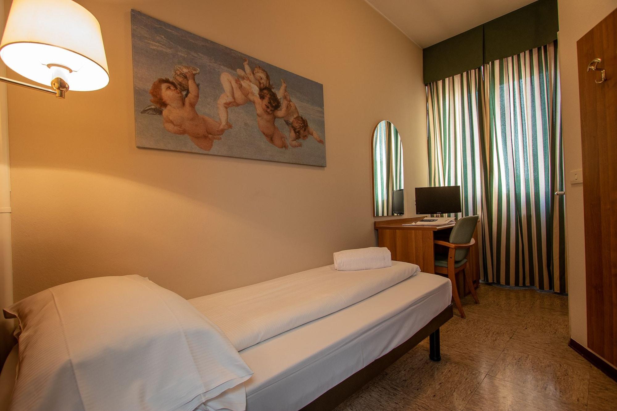 Hotel Corona Tirano Bagian luar foto
