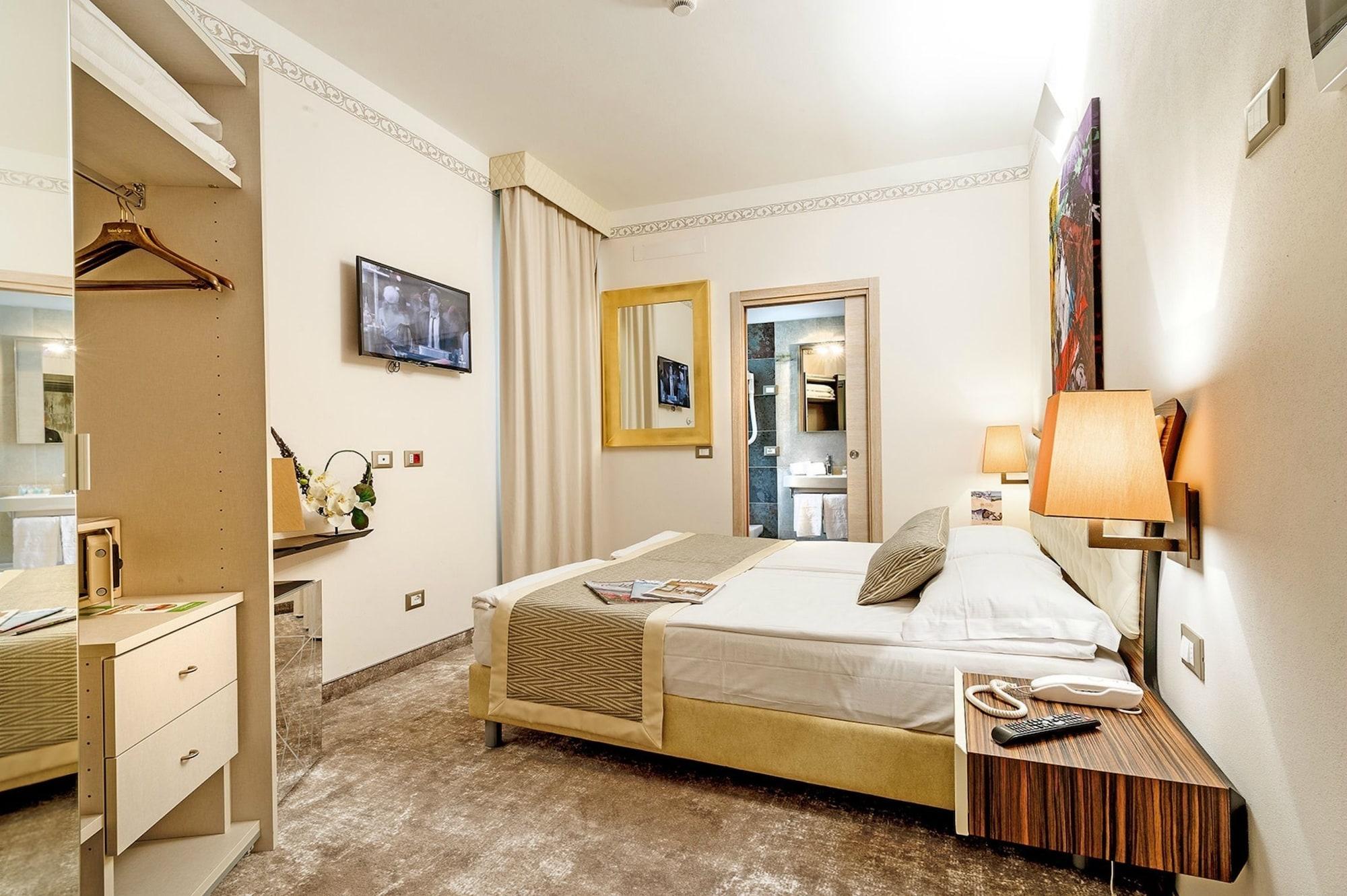 Hotel Corona Tirano Bagian luar foto