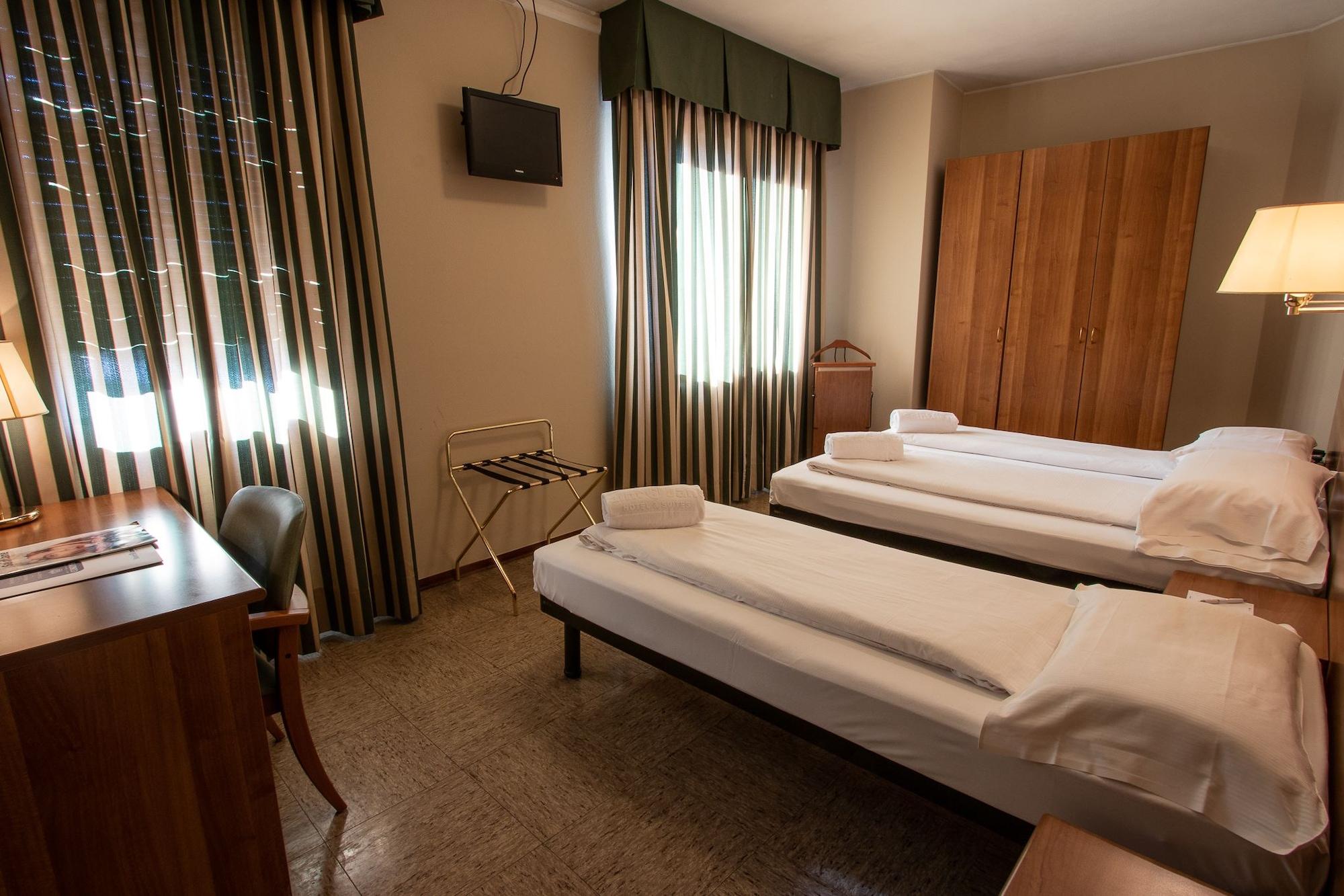 Hotel Corona Tirano Bagian luar foto