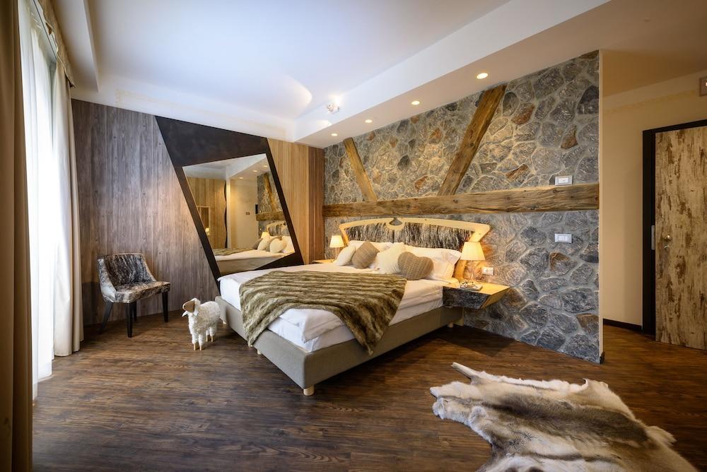 Hotel Corona Tirano Bagian luar foto