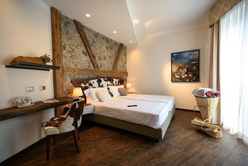 Hotel Corona Tirano Bagian luar foto