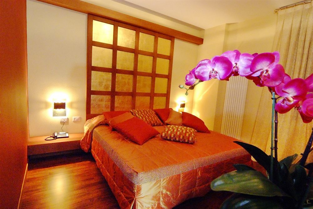 Hotel Corona Tirano Bagian luar foto