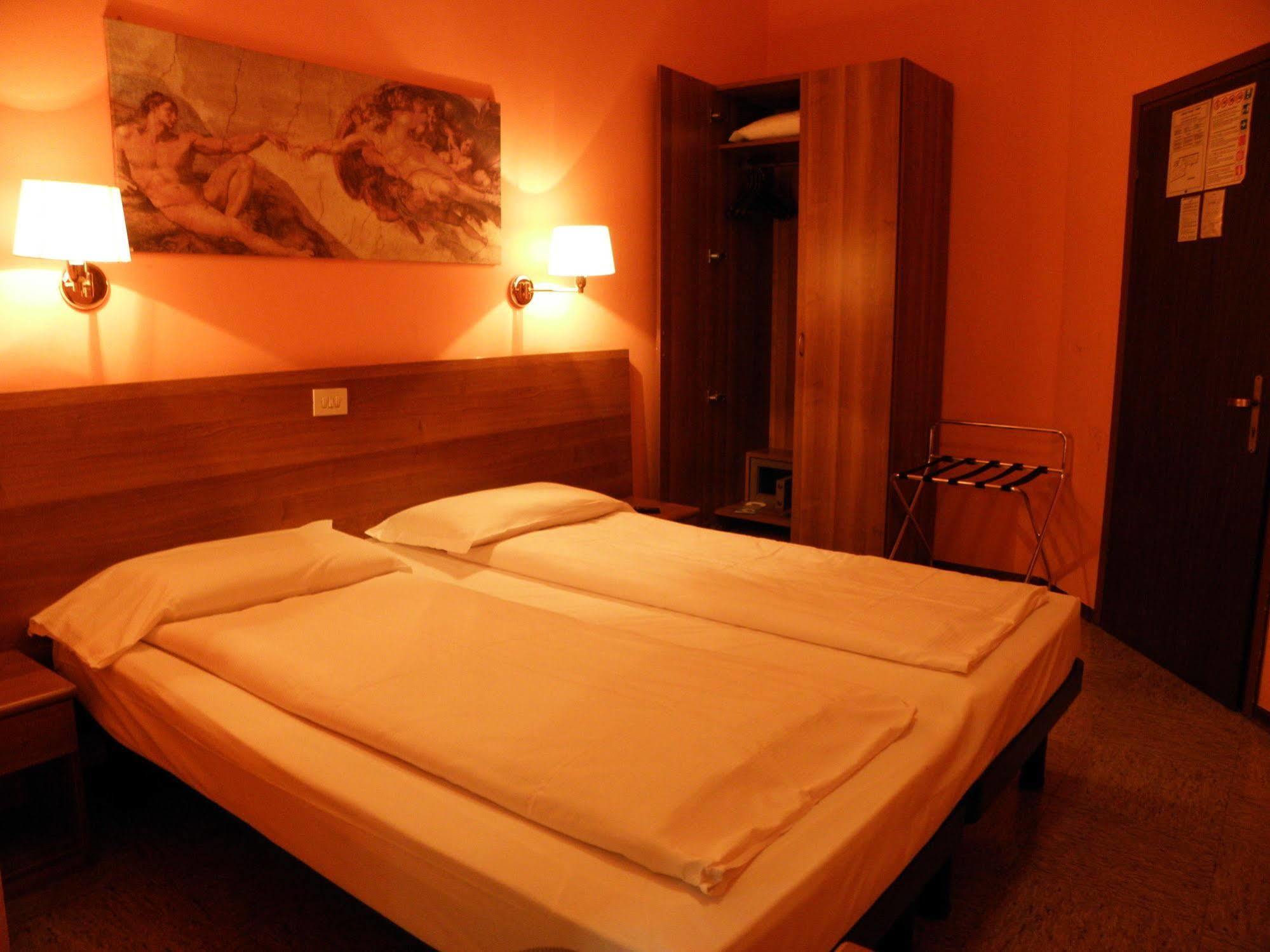 Hotel Corona Tirano Bagian luar foto