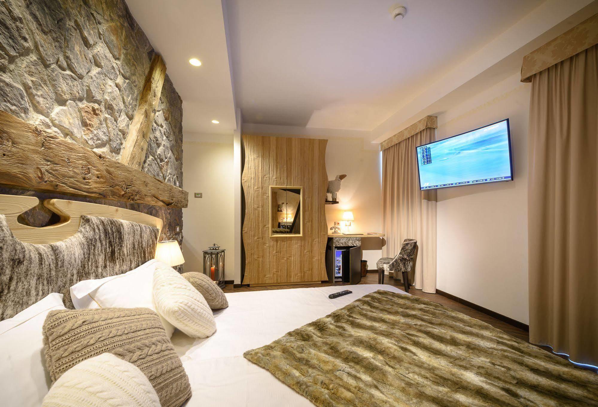 Hotel Corona Tirano Bagian luar foto
