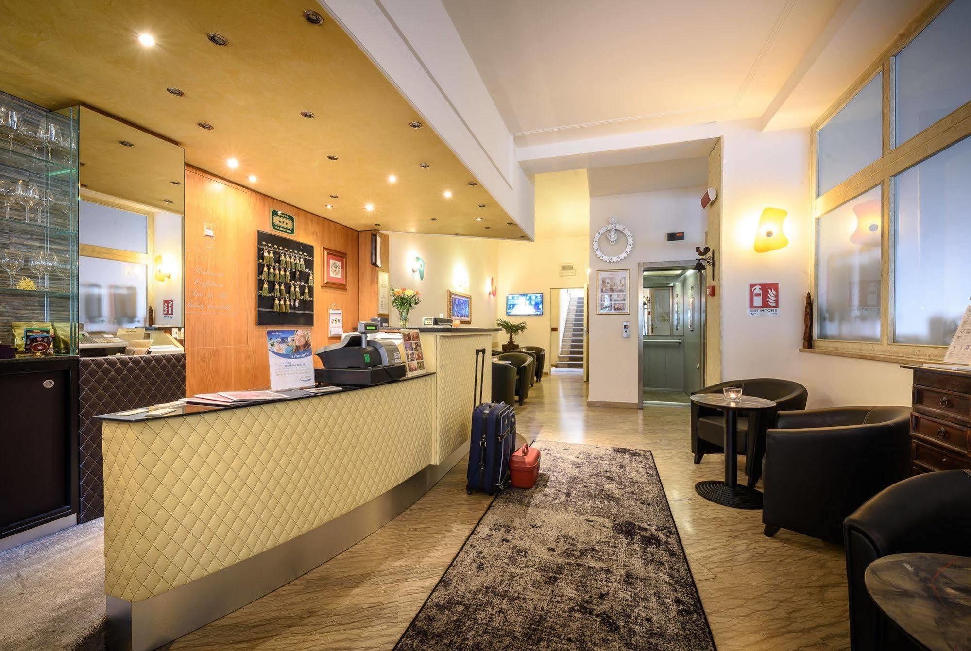 Hotel Corona Tirano Bagian luar foto