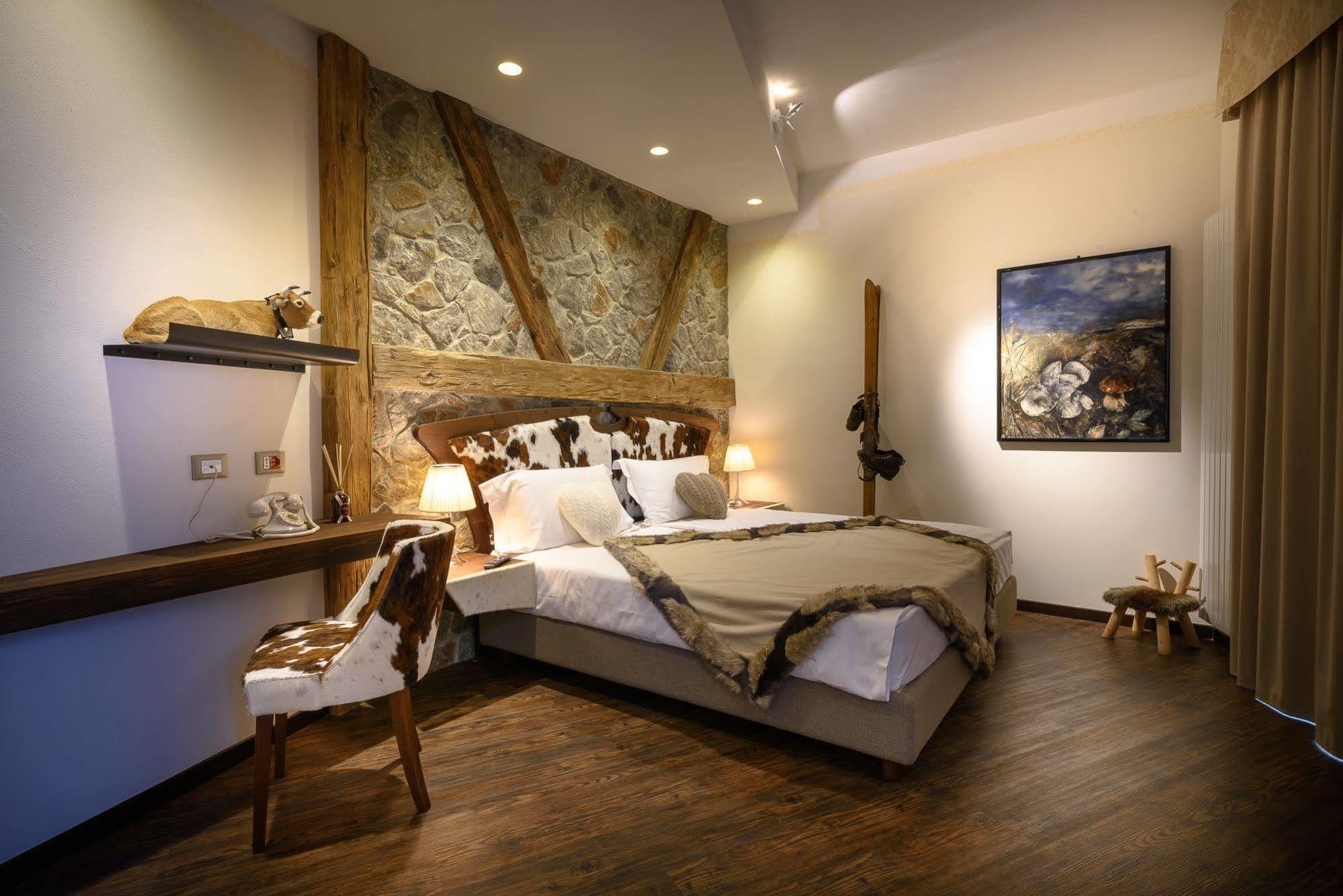 Hotel Corona Tirano Bagian luar foto
