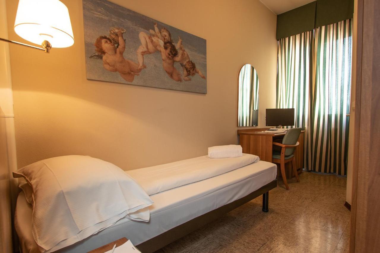 Hotel Corona Tirano Bagian luar foto